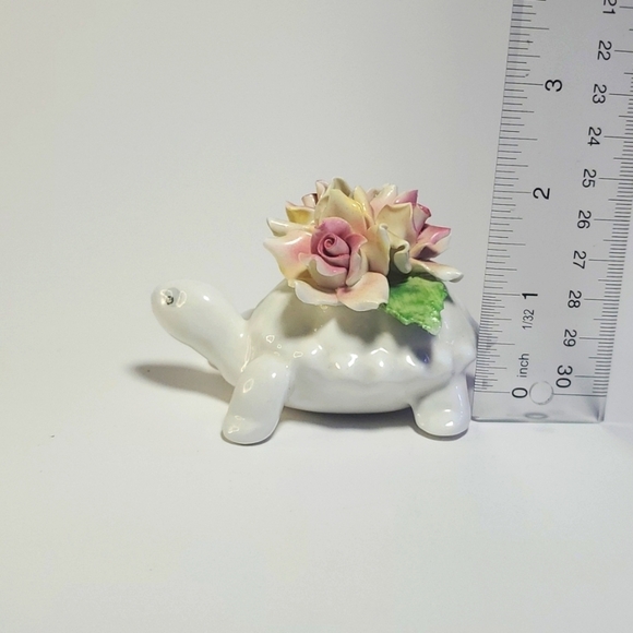 Vintage Raybur Staffordshire England Bone China Figurine Turtle with Roses EUC - Picture 9 of 10